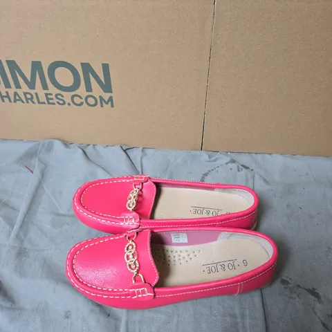 PINK LEATHER SLIP-ON LOAFERS WITH GOLD CHAIN DETAIL – WOMEN’S UK 6 JO AND JOE .
