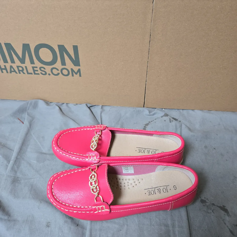 PINK LEATHER SLIP-ON LOAFERS WITH GOLD CHAIN DETAIL – WOMEN’S UK 6 JO AND JOE .