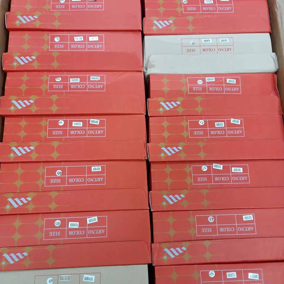 BOX OF APPROXIMATELY 15 PAIR OF BULLION YELLOW AND GREEN BOOTS