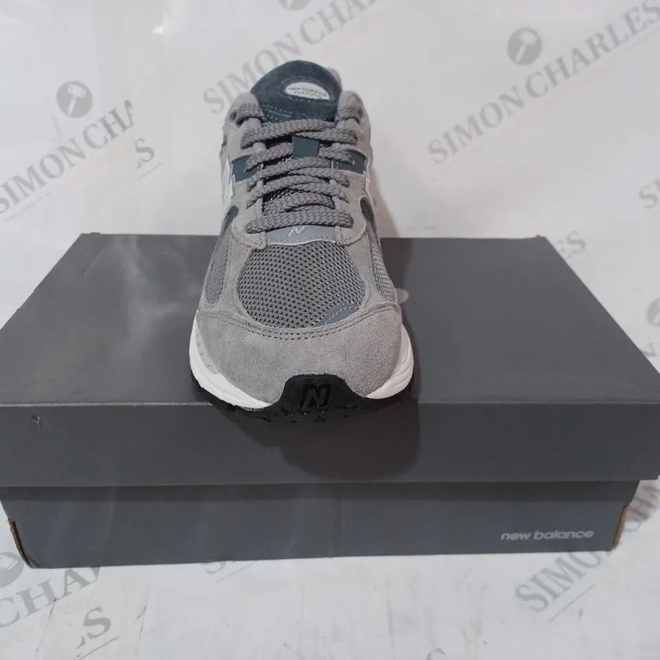 BOXED PAIR OF NEW BALANCE TRAINERS IN GREY UK SIZE 6