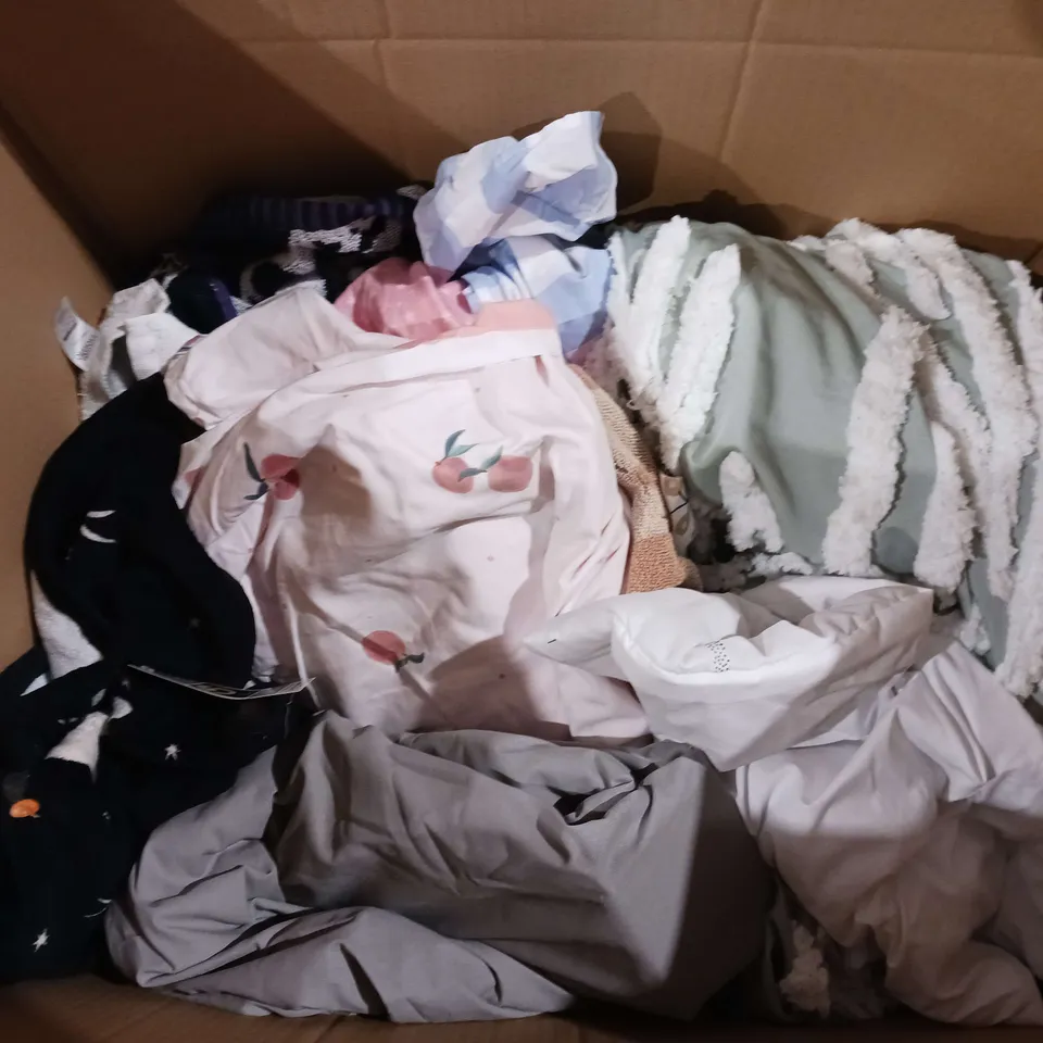 BOX OF APPROXIMATELY 15 ASSORTED BEDDING AND SOFT FURNISHING ITEMS TO INCLUDE - DUVET SETS, FITTED SHEETS, AND PICNIC BLANKETETC. 