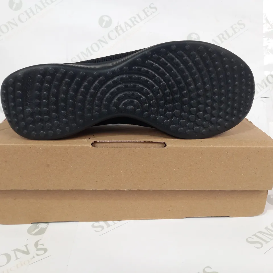 PAIR OF SKECHERS AIR-COOLED MEMORY FOAM SLIP-ON SHOES IN BLACK SIZE 5