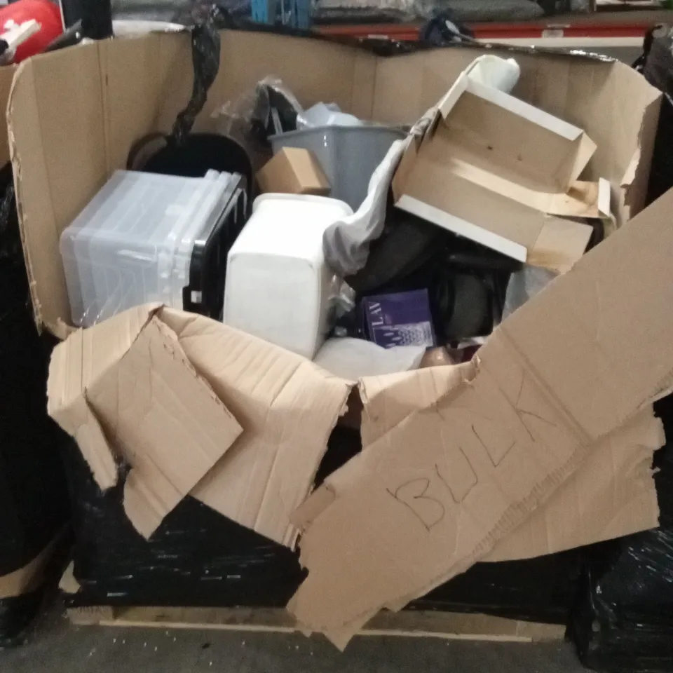 PALLET OF ASSORTED HOUSEHOLD GOODS AND PRODUCTS TO INCLUDE; PLASTIC BIN, PLASTIC STORAGE BOXES, PLASTIC CUPS, DRINKING GLASSES ETC