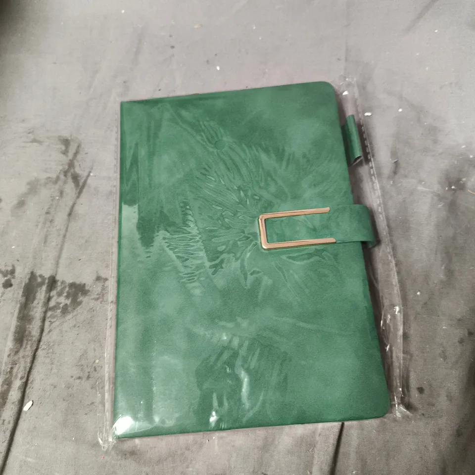 APPROXIMATELY 15 ASSORTED ITEMS INCLUDING SPIRIT LEVEL , NOTE BOOK AND PRITT STICK 