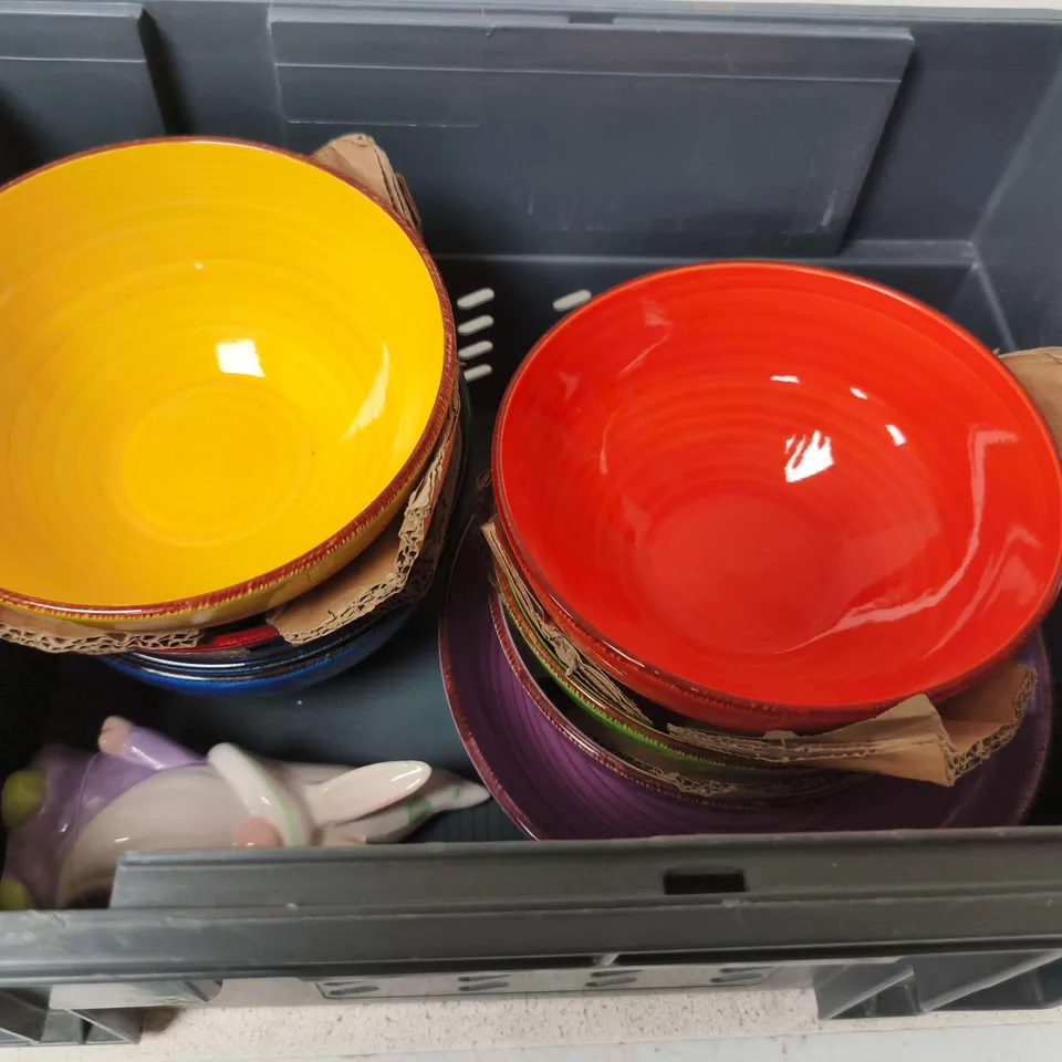 APPROXIMATELY 10 ASSORTED PLATES AND BOWLS