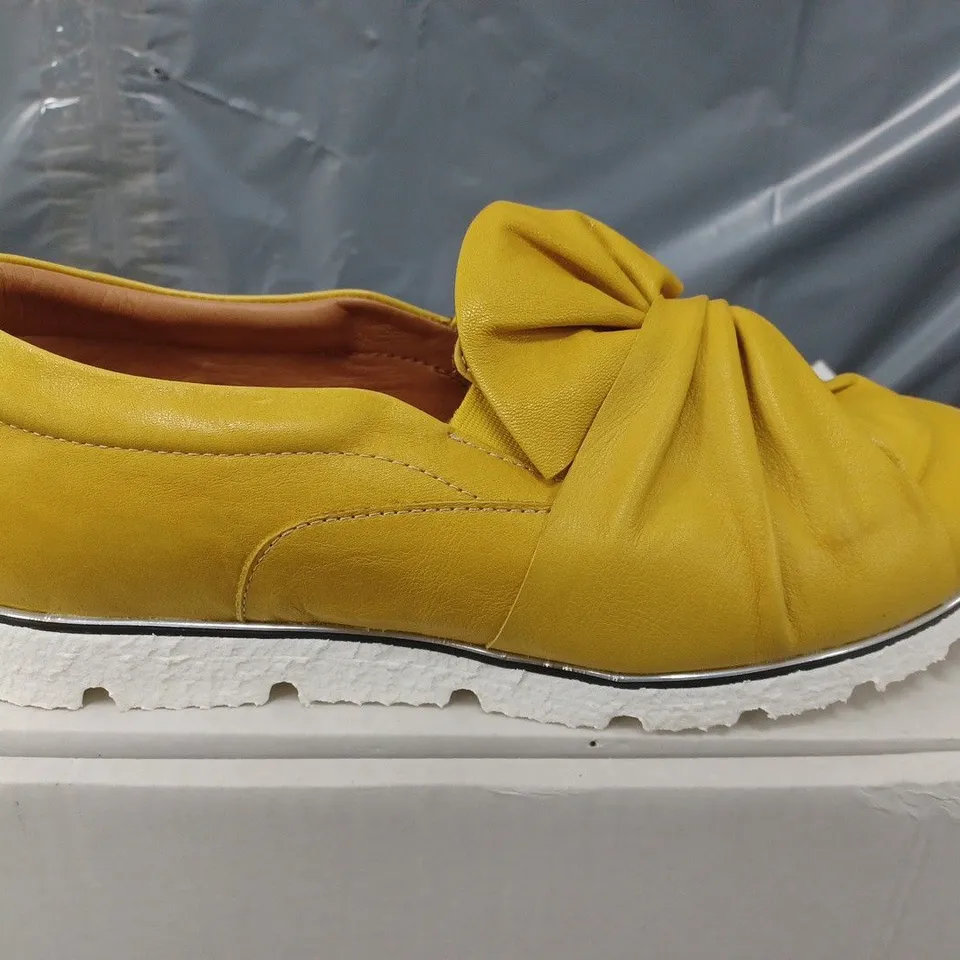 BOXED MODA IN PELLE ANETTE LEATHER BOW TWIST UPPER WITH FLEX SOLE TRAINERS IN YELLOW - SIZE 6