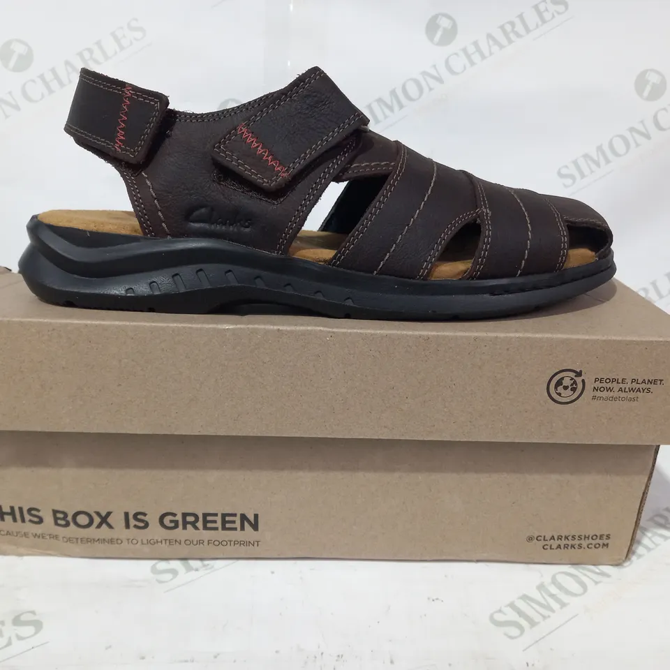 BOXED PAIR OF CLARKS HAPSFORD COVE SANDALS IN BROWN UK SIZE 8.5