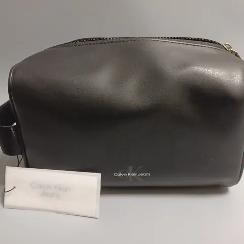 CALVIN KLEIN JEANS MONOGRAM SOFT WAHSBAG