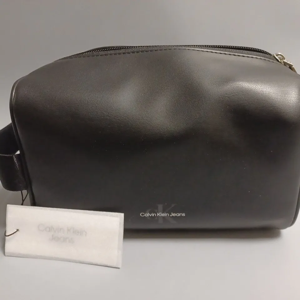 CALVIN KLEIN JEANS MONOGRAM SOFT WAHSBAG