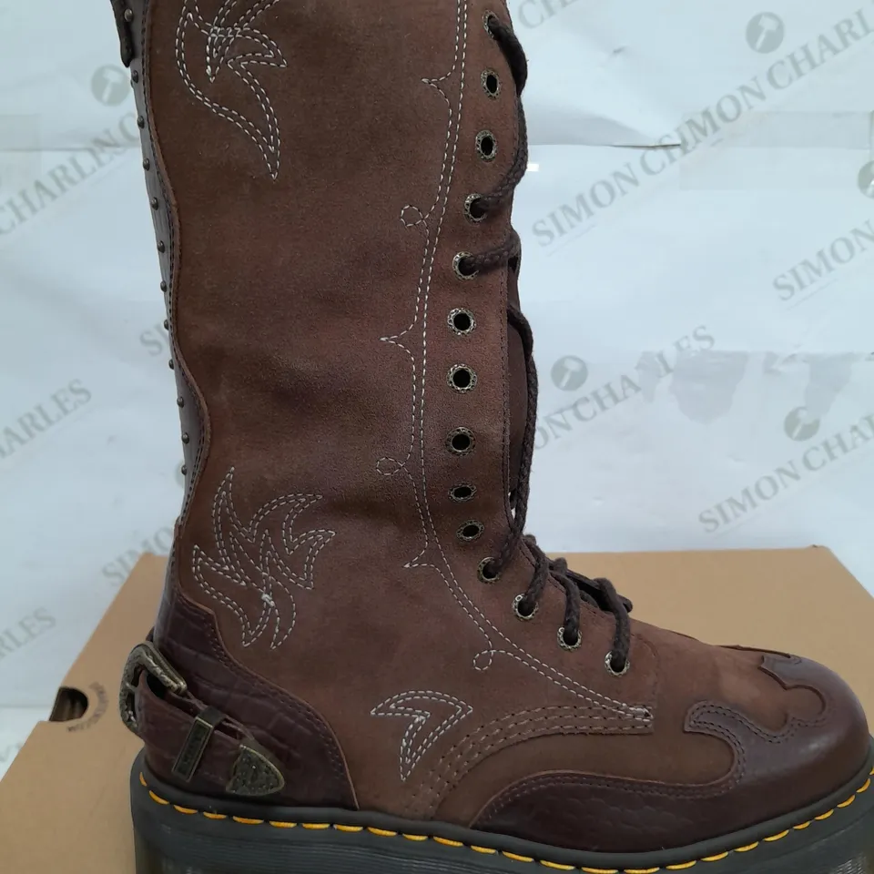BOXED PAIR OF DR MARTENS CLASSIC PULL UP REPTILE EMBOSS SUEDE BOOTS IN BROWN - UK 9