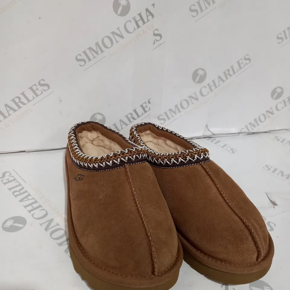 UGG LOW BOOT SLIPPERS FLUFFY - UK SIZE 5
