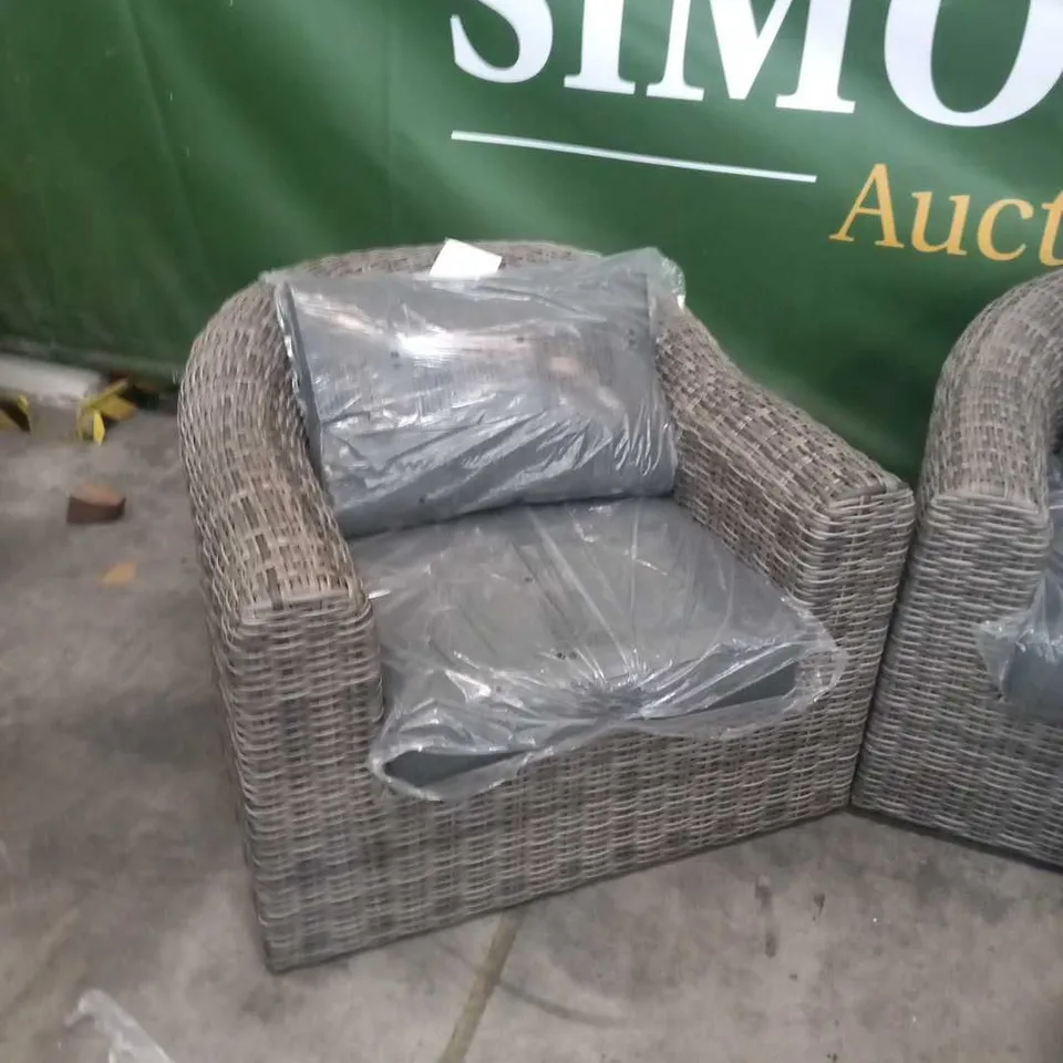 HESPERIDE SALON MOOREA SOFA SET CONSISTING OF 2 SEATER SOFA, 2 ARMCHAIRS AND GLASS TOPPED TABLE