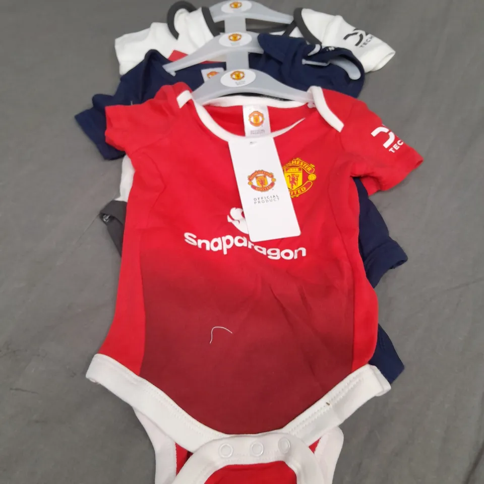 MANCHESTER UNITED MUFC 3 PCE BODYSUIT SET IN MULTICOLOUR SIZE 9-12MONTHS