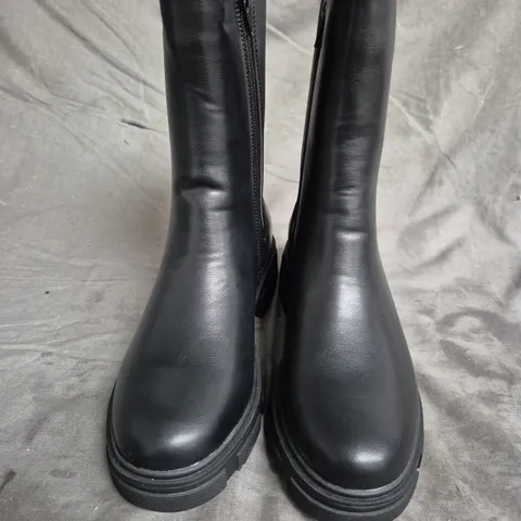 BOX OF APPROXIMATELY 6 PAIRS OF ZIP UP BOOTS IN BLACK PU SIZE 4