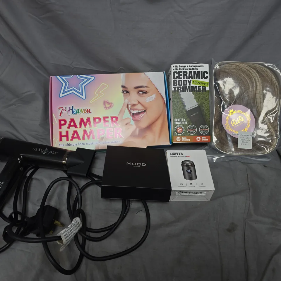 APPROXIMATELY 7 ASSORTED HEALTH & BEAUTY ITEMS TO INCLUDE 7TH HEAVEN PAMPER HAMPER, CERAMIC BODY TRIMMER, MOOD LONDON FRAGRANCE SET, ETC