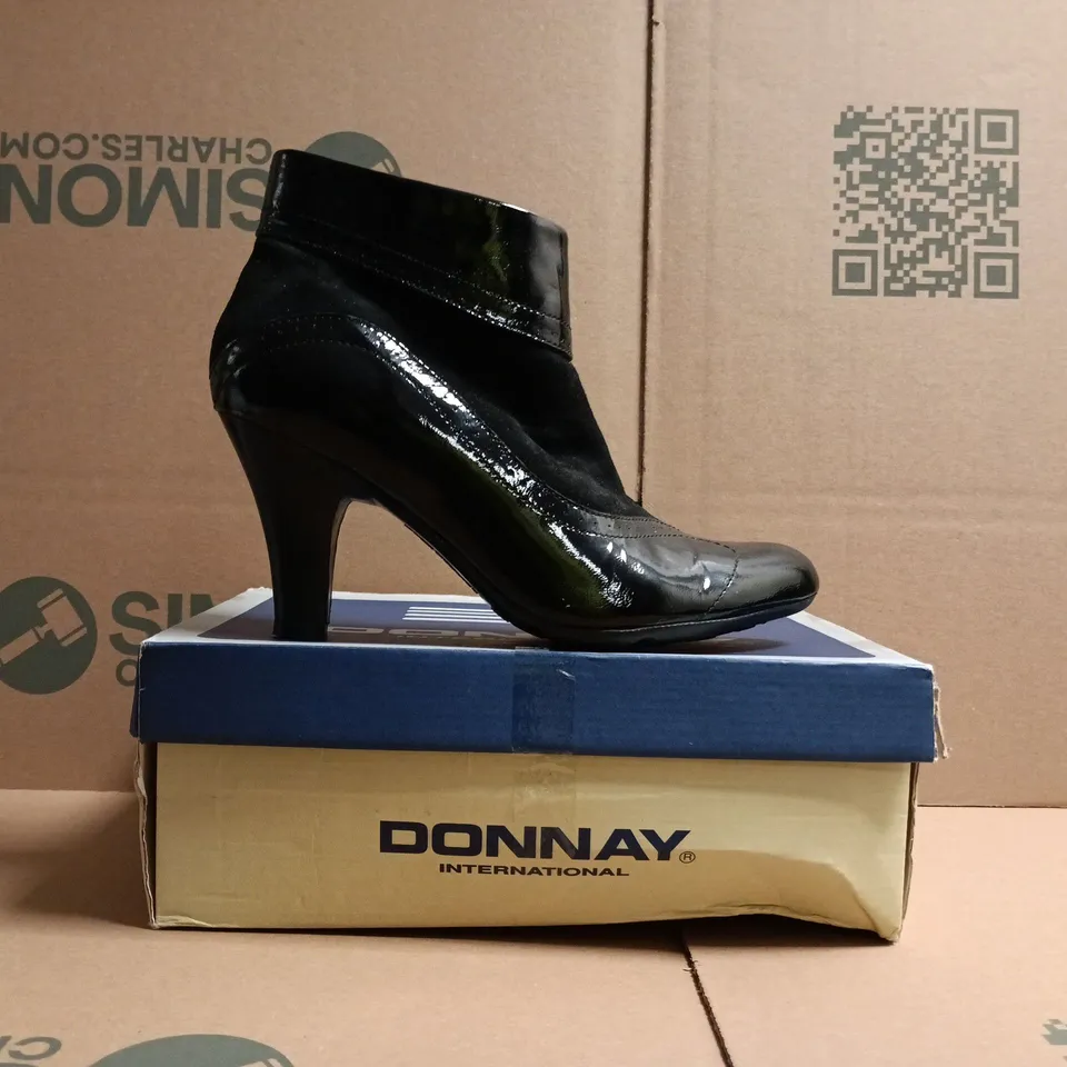 BOXED PAIR OF HUSH PUPPIES HEELED SIDE-ZIP SHOES IN BLACK SIZE 6