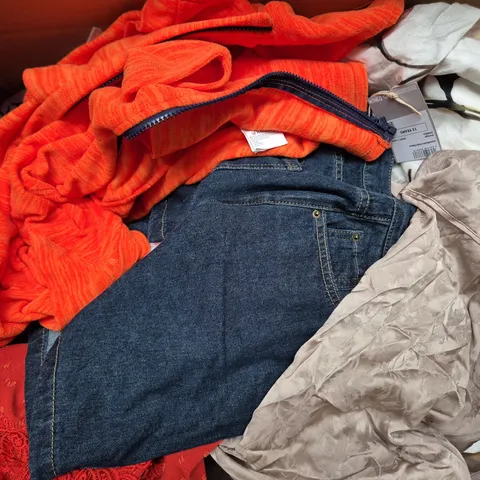 APPROXIMATELY 35 ASSORTED CLOTHING ITEMS IN VARIOUS SIZES, STYLES & COLOURS TO INCLUDE BRANDS SUCH AS MOUNTAIN WAREHOUSE, MINT LIMIT, NEXT, ETC - COLLECTION ONLY