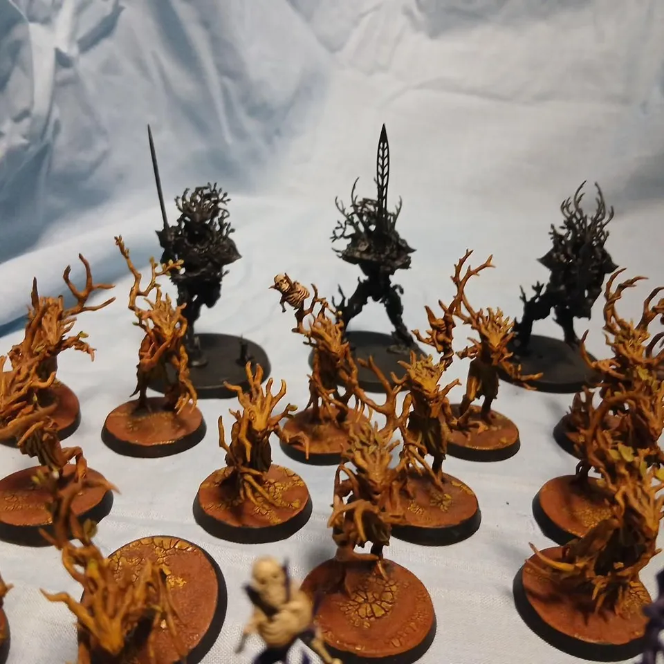 ASSORTED GAMES WORKSHOP PAINTED FANTASY TABLETOP MINIATURES SET, APPROX 32 FIGURES ON ROUND BASES (LOOSE)