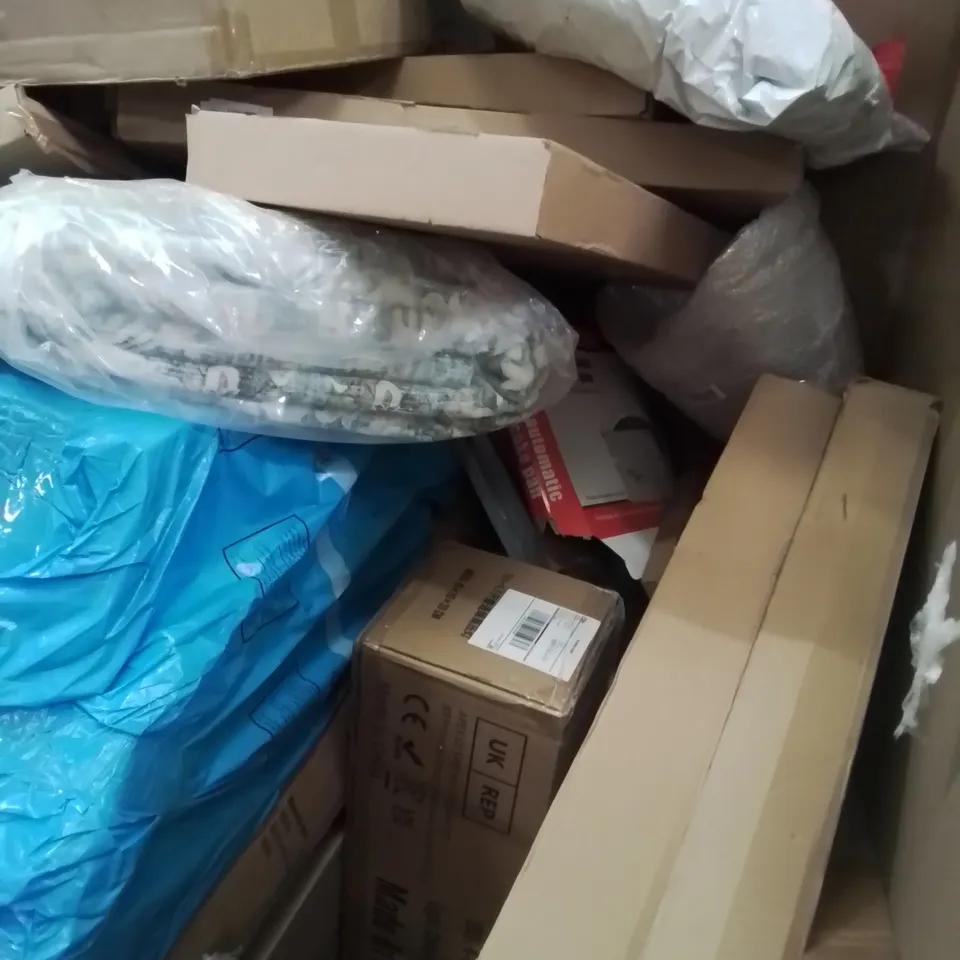 PALLET CONTAINING VARIOUS ASSORTED BOXED HOUSEHOLD ITEMS TO INCLUDE: RETRACTABLE SAFETY GATES, DOOR MAT, HEDGE SNIPPERS, CHRISTMAS TREE, LAMINATE FLOOR CUTTER ETC.