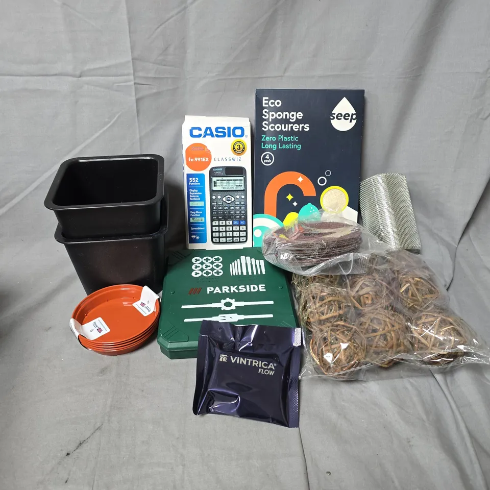 APPROXIMATELY 12 ASSORTED HOUSEHOLD ITEMS TO INCLUDE ECO SPONGE SCOURERS, CASIO FX-991EX, WILLOW BRANCH DECOR PIECES, ETC