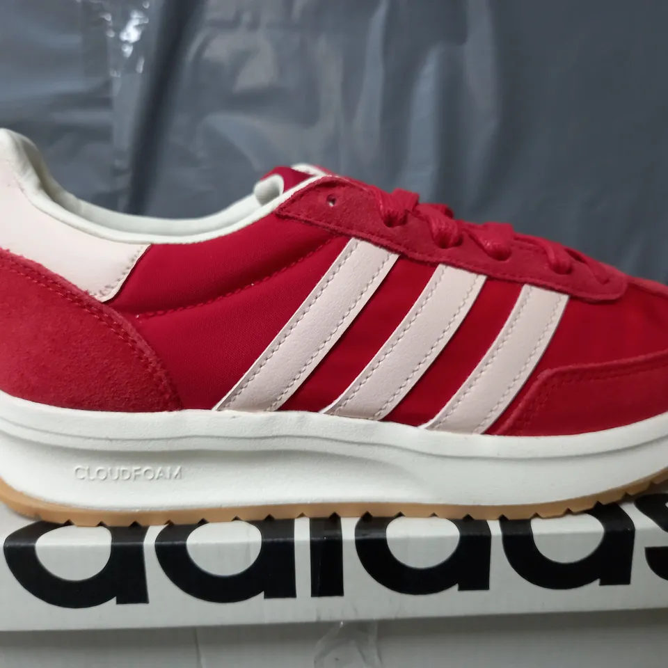 BOXED PAIR OF ADIDAS RUN 70s 2.0 TRAINERS IN RED/WHITE - UK 6