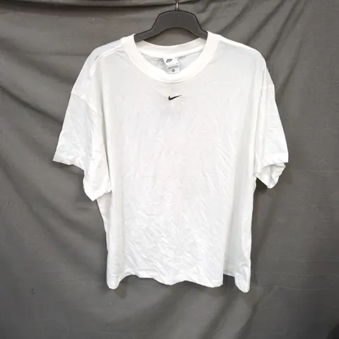 NIKE WHITE T-SHIRT WITH CHEST LOGO – SIZE 1X