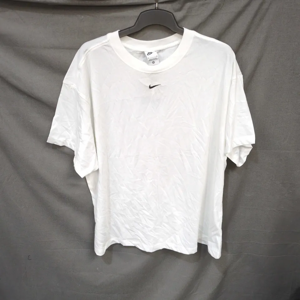 NIKE WHITE T-SHIRT WITH CHEST LOGO – SIZE 1X