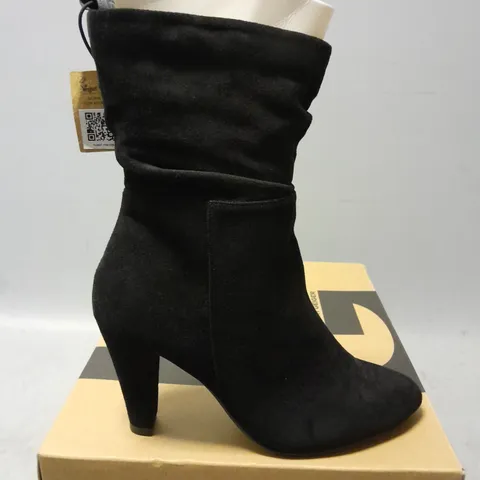 BOXED PAIR OF KURT GEIGER KG WOMENS SUEDETTE SLINKY BOOTS IN BLACK - 39