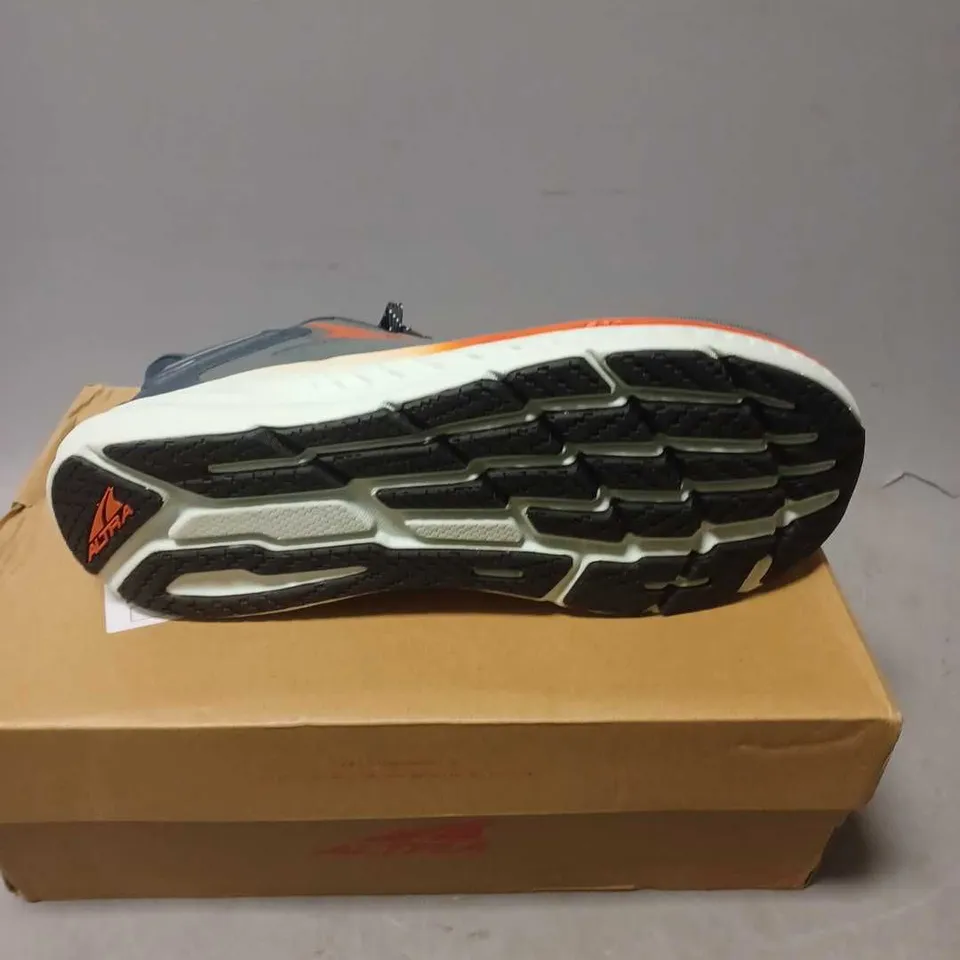 BOXED PAIR OF ALTRA RUINNING TRAINERS - 11