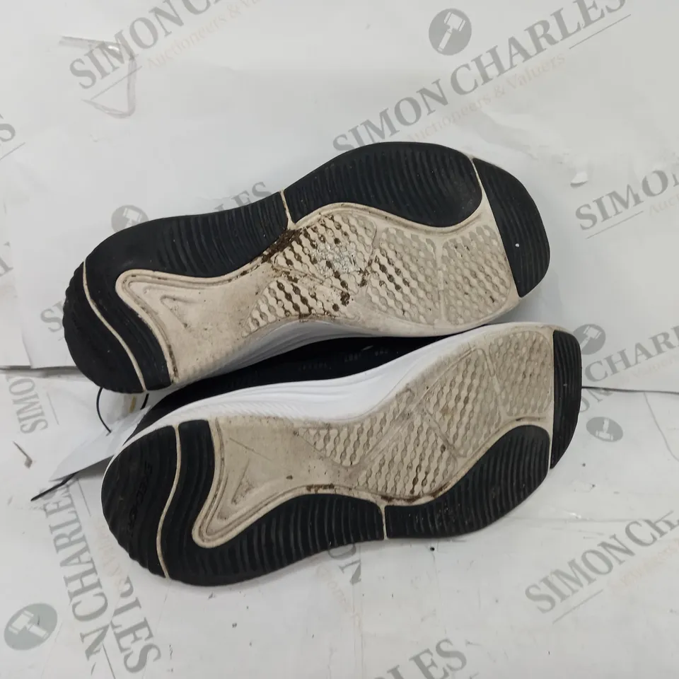 SKETCHERS D LUX FITNESS TRAINERS IN BLACK - UK 8