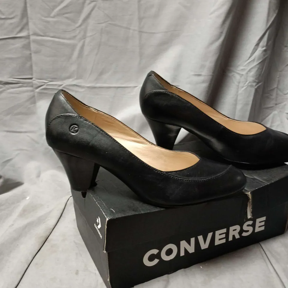 BOXED PAIR OF UNBRANDED WOMEN'S BLACK  MID-HEEL COURT PUMPS - SIZE 6