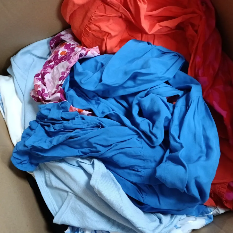 APPROXIMATELY 25 ASSORTED CLOTHING ITEMS IN VARIOUS SIZES, STYLES & COLOURS TO INCLUDE BRANDS SUCH AS SAINT TROPEZ, WYNNE LAYERS, WHITESTUFF, ETC - COLLECTION ONLY
