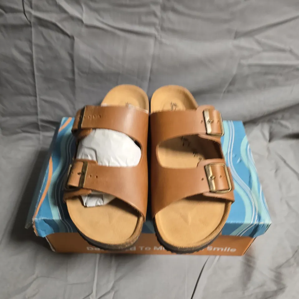 BOXED PAIR OF MOSHULU BAVARIA WAXY SANDALS - UK SIZE 6.5