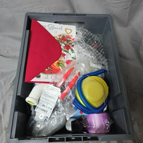 APPROXIMATELY 10 ASSORTED HOUSEHOLD ITEMS IN GREY PLASTIC CRATE – MIXED LOT