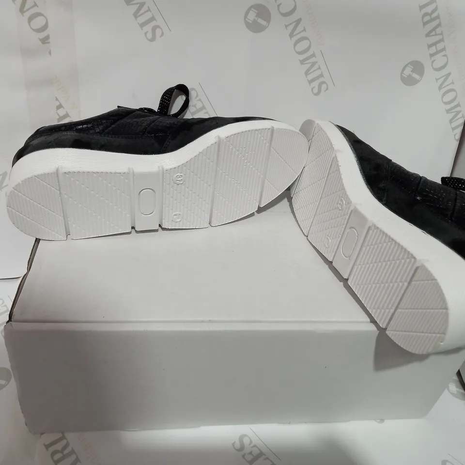 BOXED PAIR OF MODA BLACK SNAKE PRINT TRAINERS - SIZE 4