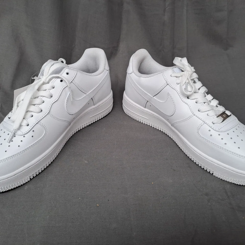 PAIR OF NIKE AIR FORCE 1 SHOES IN WHITE UK SIZE 6.5