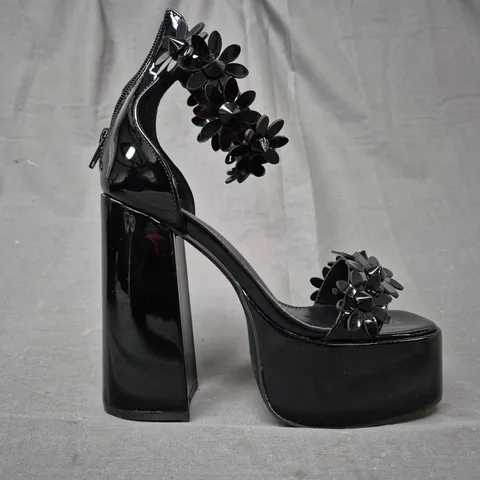 BOXED PAIR OF KOI OPEN TOE PLATFORM BLOCK HEEL SANDALS IN BLACK W. FLORAL DETAIL UK SIZE 4