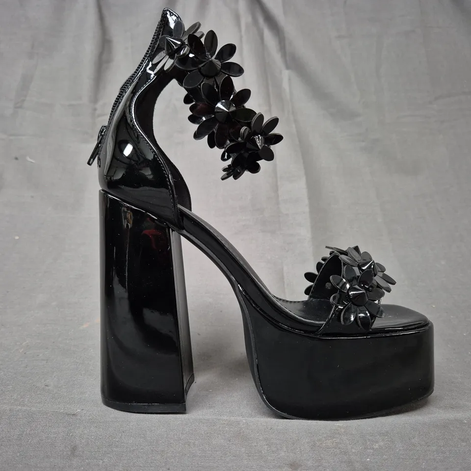 BOXED PAIR OF KOI OPEN TOE PLATFORM BLOCK HEEL SANDALS IN BLACK W. FLORAL DETAIL UK SIZE 4