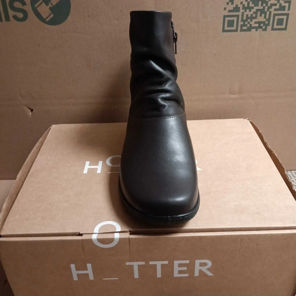 BOXED PAIR OF HOTTER WOMEN'S WHISPER WIDE BLACK LEATHER ANKLE BOOTS – UK 6.5 