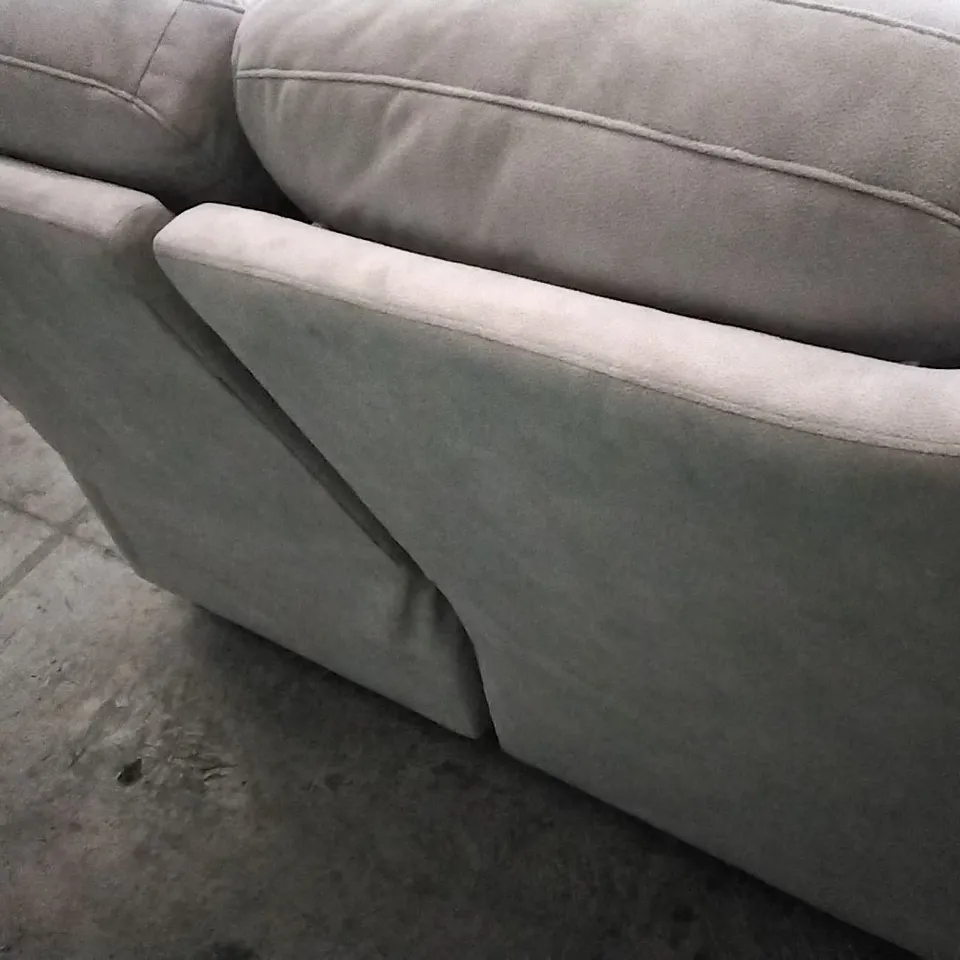 QUALITY BRITISH DESIGNED & MANUFACTURED G PLAN KINGSBURY 2 SEATER POWER RECLINER STINGRAY PLATINUM SUEDE SOFA