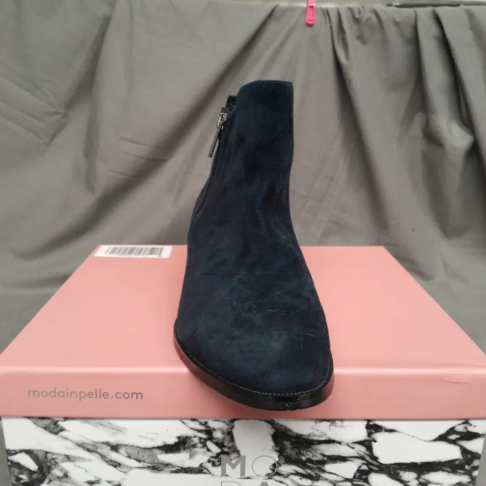 BOXED PAIR OF MODA IN PELLE PLATFORM LEATHER BOOTS IN NAVY - SIZE 7