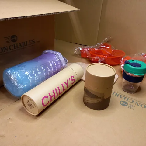 LOT OF APPROX 15 ASSORTED HOUSEHOLD/KITCHEN ITEMS TO INCLUDE: ASSORTED STYLES DRINKING BOTTLES, CHOPPING BOARD, CAKE/JELLY MOULDS