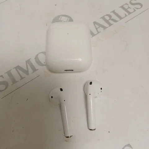 APPLE AIRPODS IN WHITE WITH CHARGING CASE