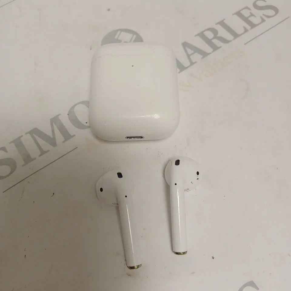 APPLE AIRPODS IN WHITE WITH CHARGING CASE 