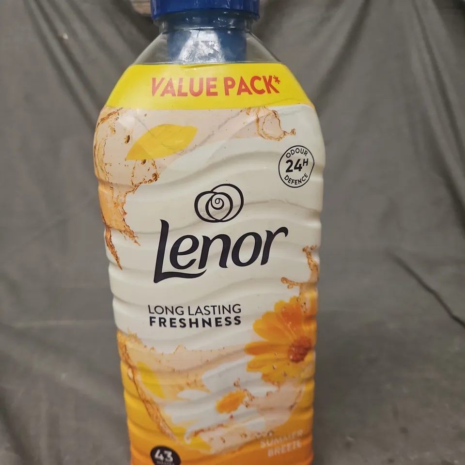 APPROXIMATELY 8 ASSORTED HOUSEHOLD LIQUID INCLUDING PERSIL WONDER WASH AND LENOR CONDITIONER 