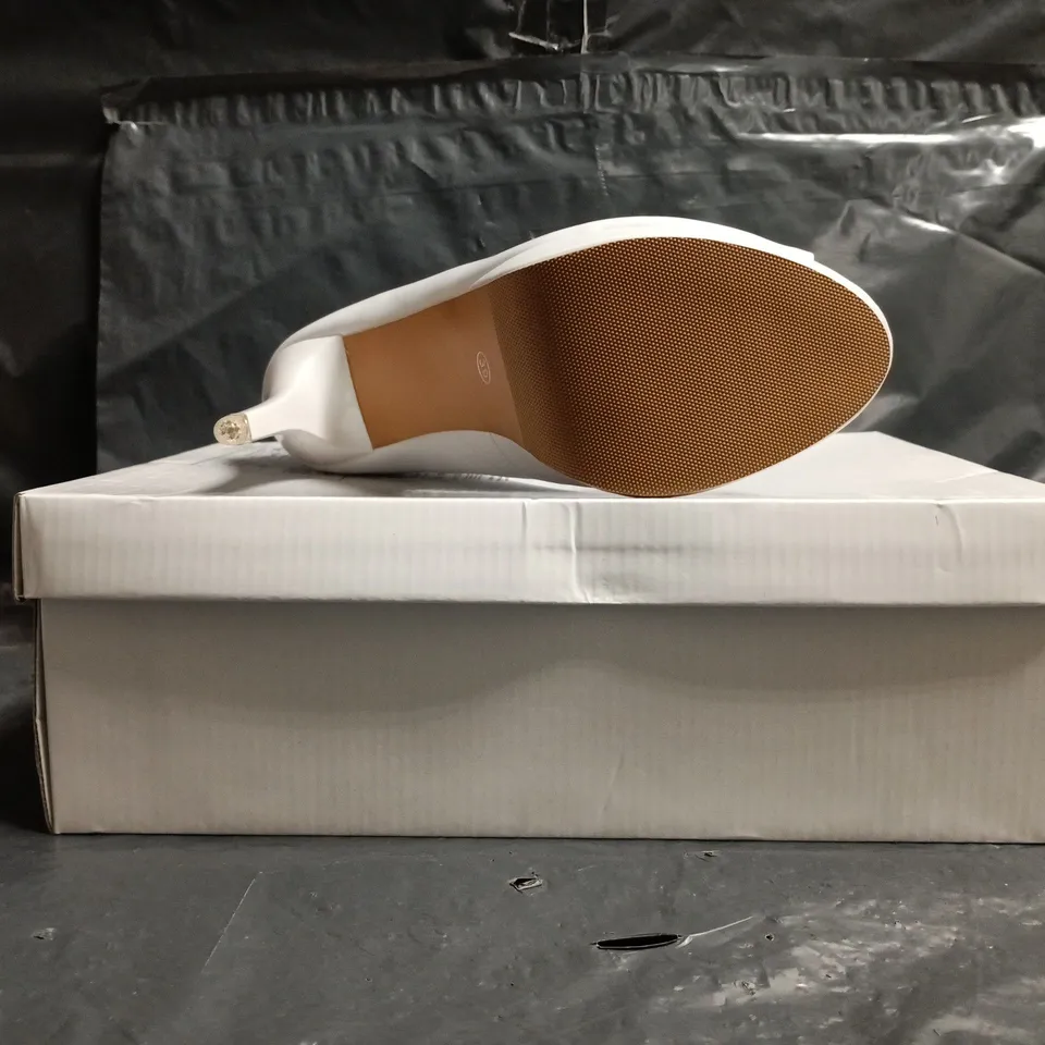 BOXED PAIR OF UNBRANDED PEEP TOE STILETTO HEEL SHOES IN WHITE SIZE EU 39