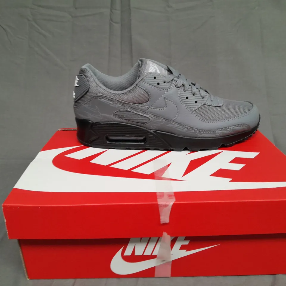BOXED PAIR OF NIKE AIR MAX 60 COOL GREY SIZE UK 9