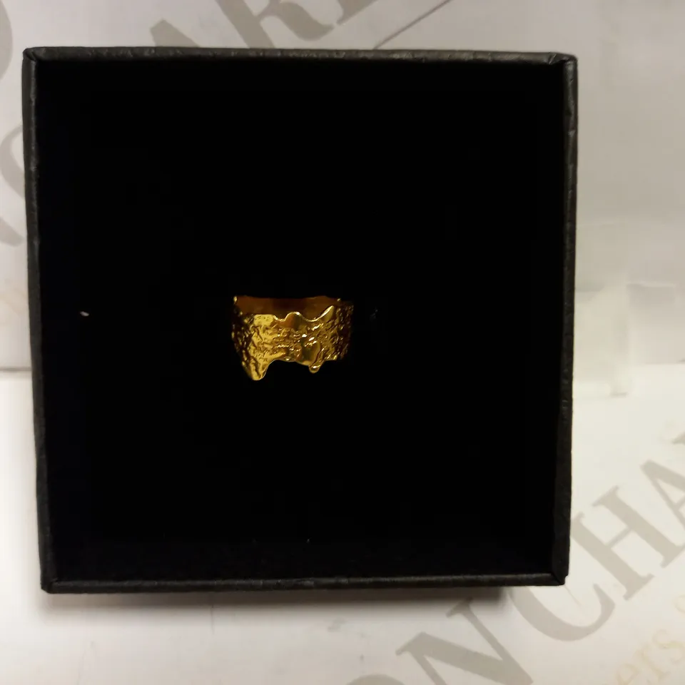 AARIA LONDON GOLD EFFECT BAND RING
