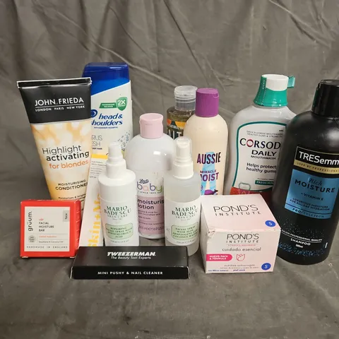 APPROXIMATELY 20 ASSORTED HEALTH & BEAUTY PRODUCTS TO INCLUDE - MARIO BADESCU FACIAL SPRAY - POND'S INSTITUTE ANTI-WRINKLE CREAM - AUSSIE SHAMPOO - ETC