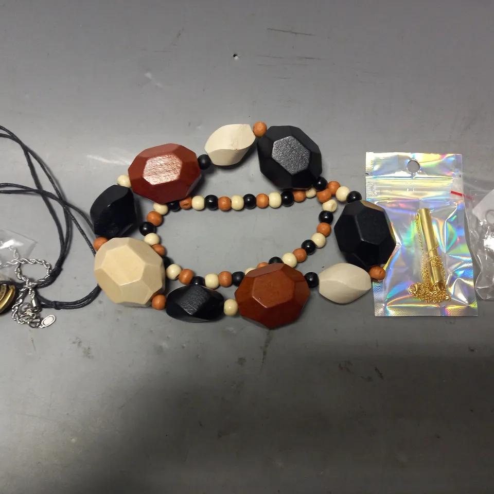 APPROXIMATELY 10 ASSORTED JEWELLERY ITEMS TO INCLUDE NECKLACES, EARRINGS, BRACELETS, ETC